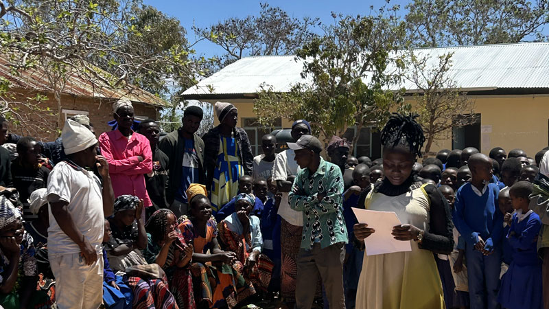 Die Menschen sind dankbar und feiern den Trinkwasserbrunnen in ihrer Gemeinde.